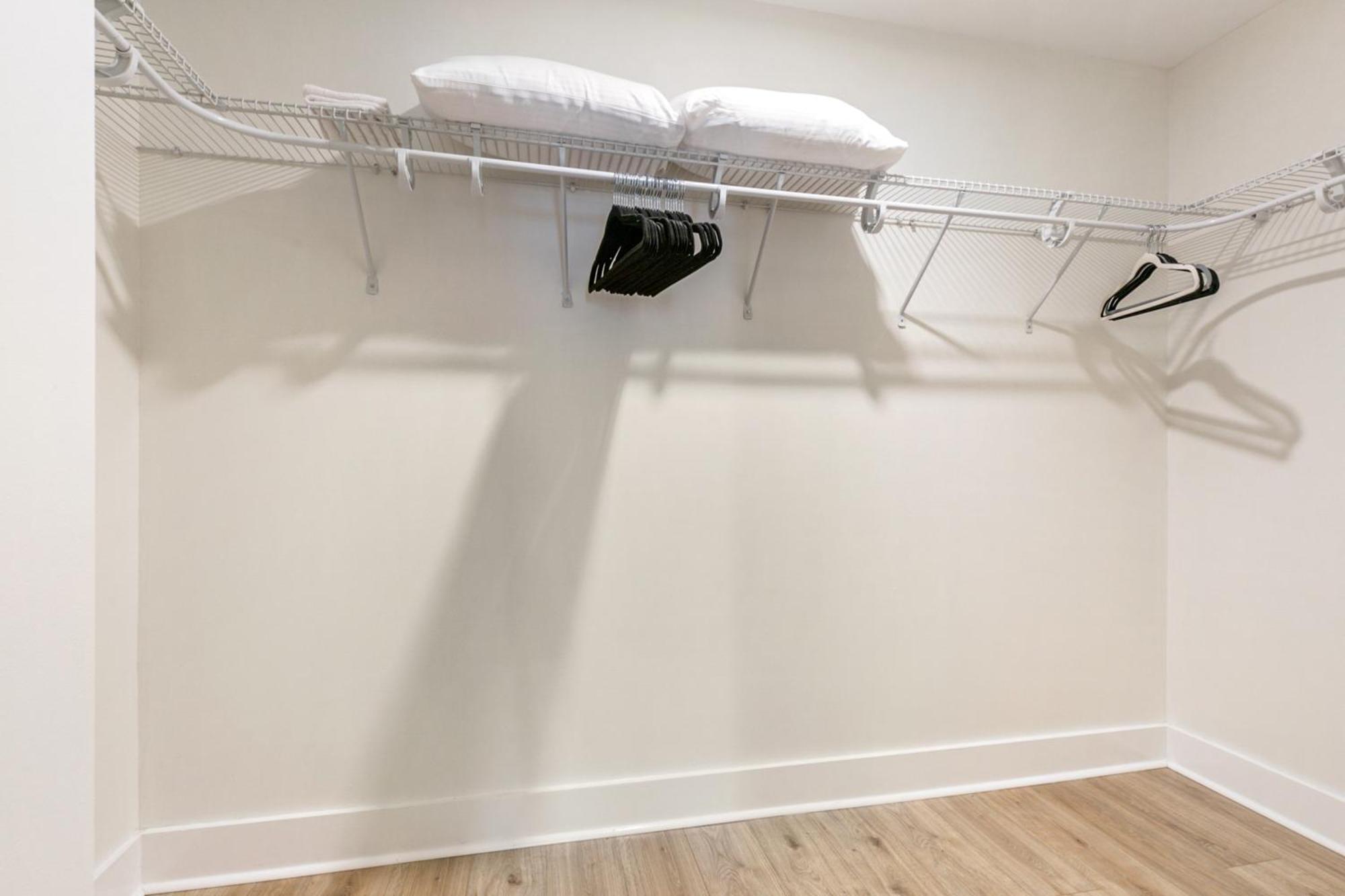 Spacious 4br In Apartment *