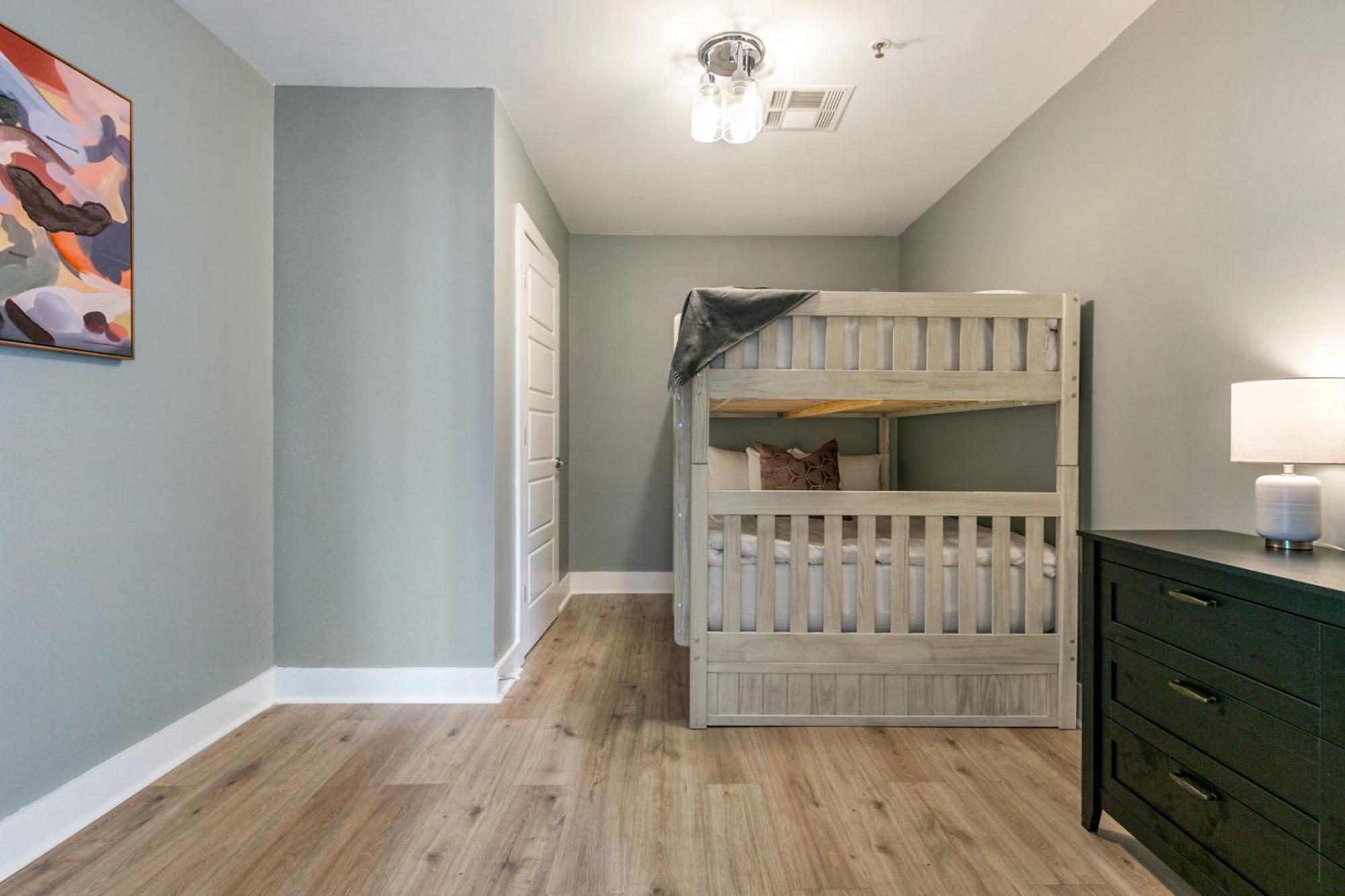 Spacious 4br In Apartment